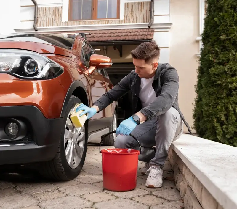 Lavage auto à domicile Notre-Dame-de-la-Mer : professionnel intervenant sur un véhicule
